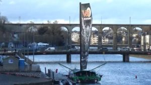 L'Imoca VandB Mayenne sur la rivière à Laval