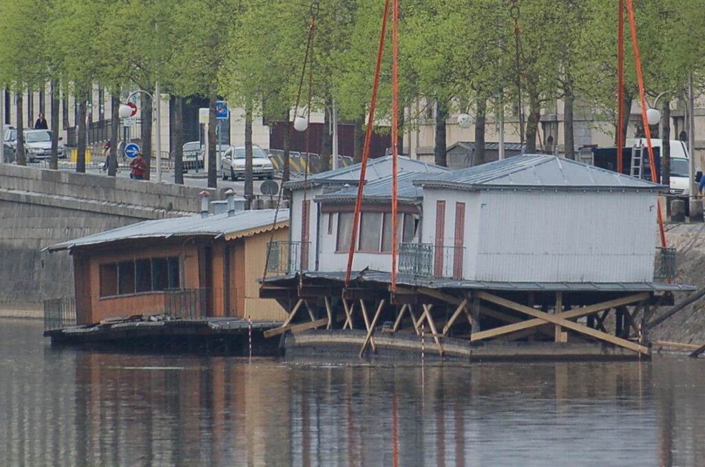Sortie de l'eau du bateau lavoie le Saint Yves en 2009 avec derrière le Saint Julien